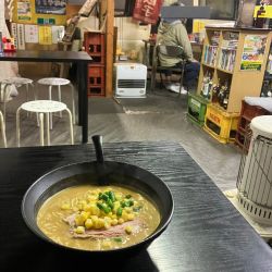 豚骨クリーミーカレーラーメン　950円