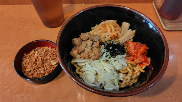 「辛油そば750円オニオンフライ50円」@油そば専門店 浜そば 本店の写真