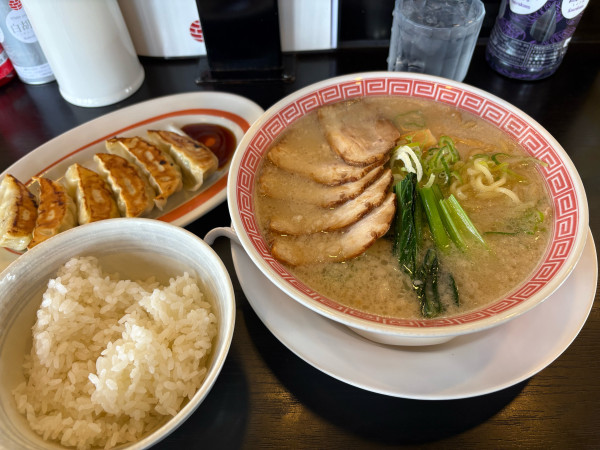 「【期間限定】塩とんこつらーめん、餃子ライスセット1090円」@幸楽苑 水戸50号バイパス店の写真