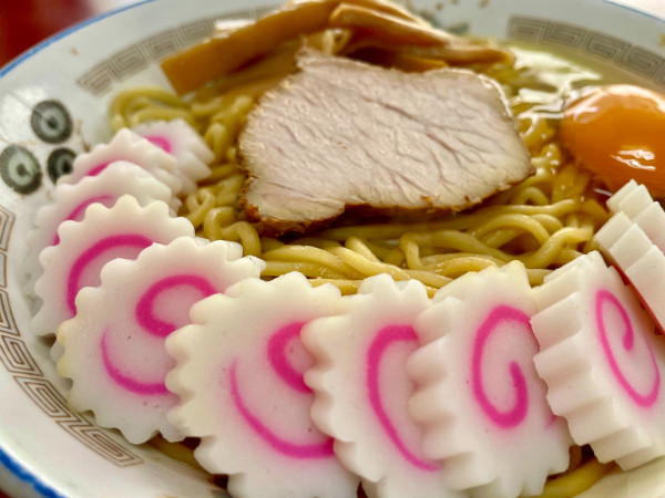 「油そば なると盛 生玉子 + 半ライス」@珍々亭の写真