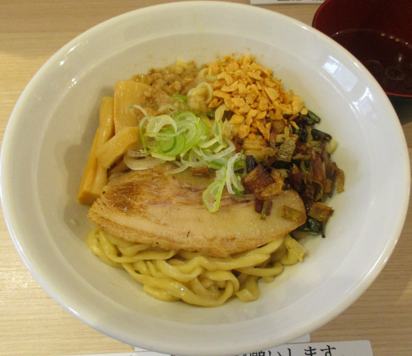 「旨塩油そば（並盛）＋フライドガーリック　850円＋100円」@本郷油倶楽部の写真