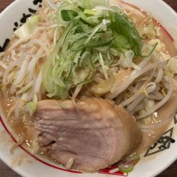 ラーメン(豚一切れ)ヤサイマシアブラマシニンニクマシネギマシ
