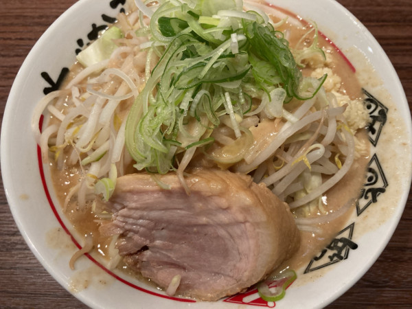 「ラーメン(豚一切れ)ヤサイマシアブラマシニンニクマシネギマシ」@ちばから 穴川店の写真