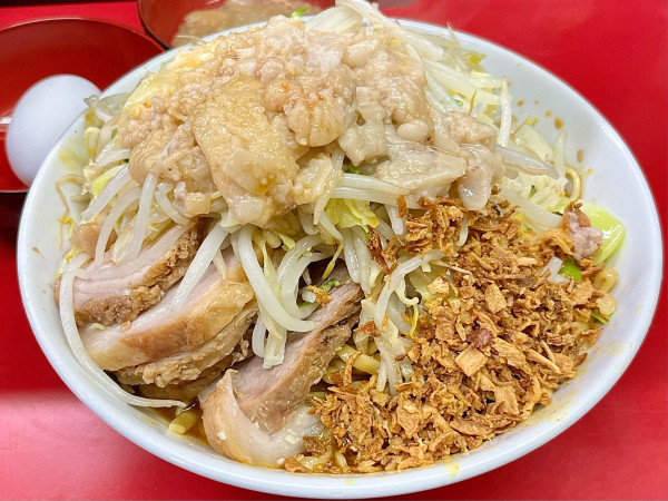 「限定 ピリ辛！カレー汁なし 大 全マシ 甘〜い脂 生卵」@ラーメン二郎 中山駅前店の写真