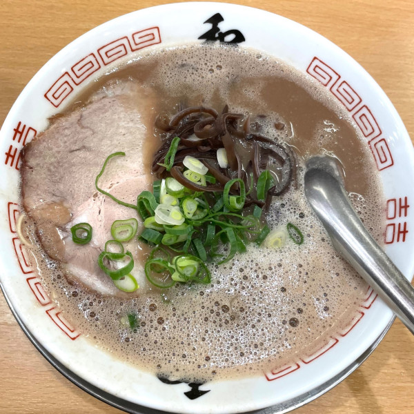 「ラーメン 980円（普通、替玉一玉無料 やわらかめ）」@博多ラーメン 和の写真