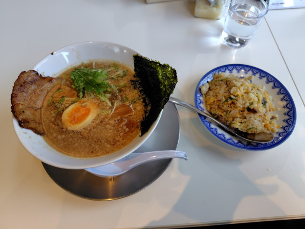 「鳥取黒醤油拉麺900円」@炭炙りチャーシュー赤龍の写真