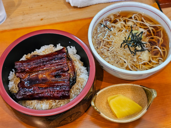 「ミニうな丼とそばのセット　1100円」@めし処 茶々〇の写真