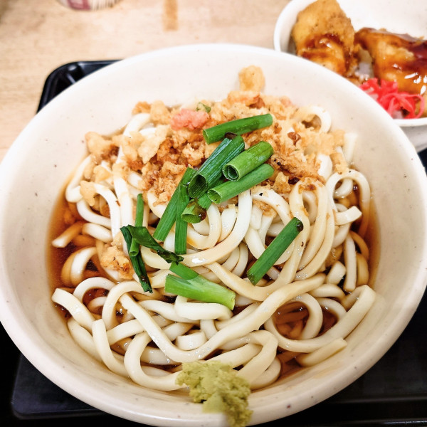 「冷 たぬきうどん大盛+鶏天丼」@立ち喰いそばうどん 松石の写真