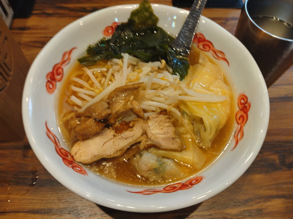 「野菜ワンタン台湾麺(かつお豚骨·中華麺)¥890-」@夜市菜 麺飯 台湾101の写真