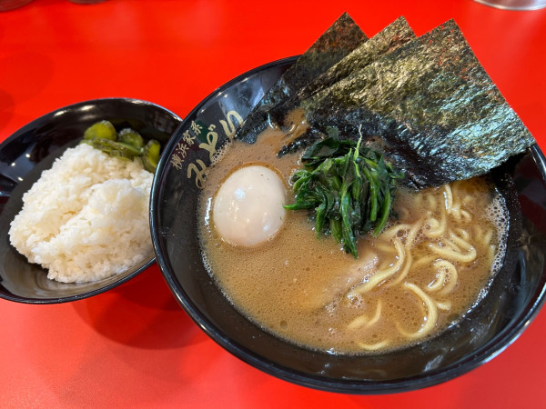 「ラーメン アプリクーポン味玉 ライス」@横浜家系ラーメン みどりの写真