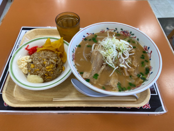 「味噌ラーメン金のミニチャーハン(1350円)」@中郷サービスエリア 下り スナックコーナーの写真