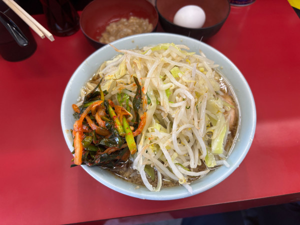 「小ラーメン+ピリ辛ニラダレ他」@ラーメン二郎 中山駅前店の写真