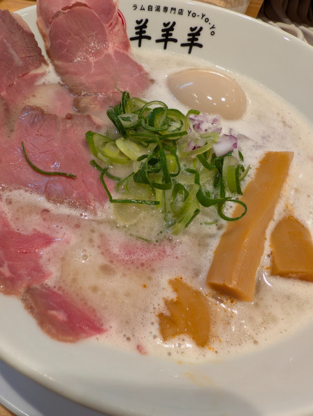 「ラム白湯ラーメン・全トッピング」@ラム白湯専門店 羊羊羊の写真