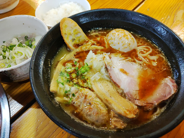 「鶏そば（エビ風味）980円 水餃子 他TP」@はりけんラーメン 南店の写真