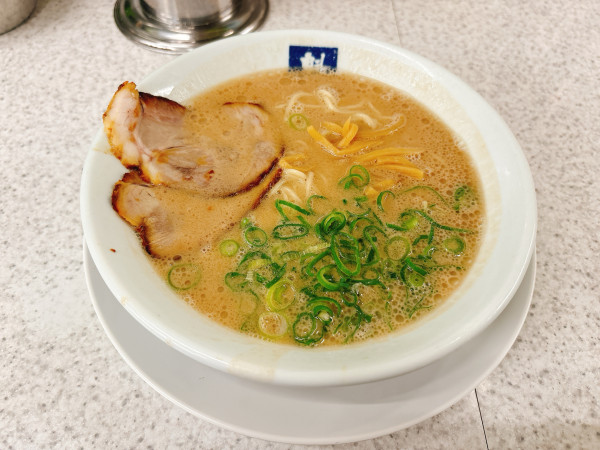 「ラーメン＋替え玉セット」@魁龍 博多本店の写真