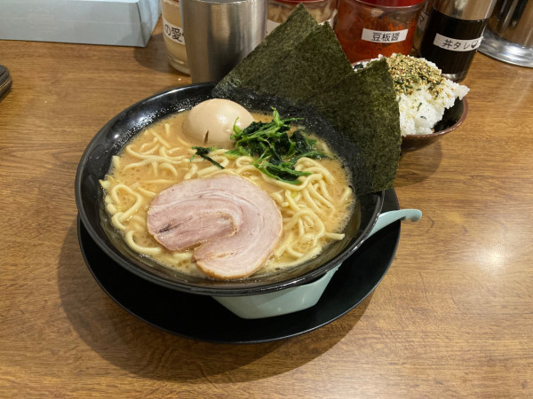 「らーめん（並）醤油+味玉」@横浜家系ラーメン 太田商店 MAXの写真