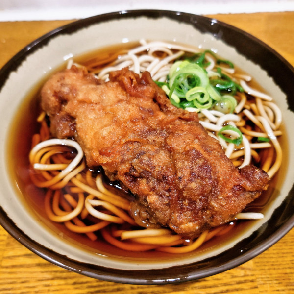 「唐揚げ(１ヶ)そば」@弥生軒 6号店の写真