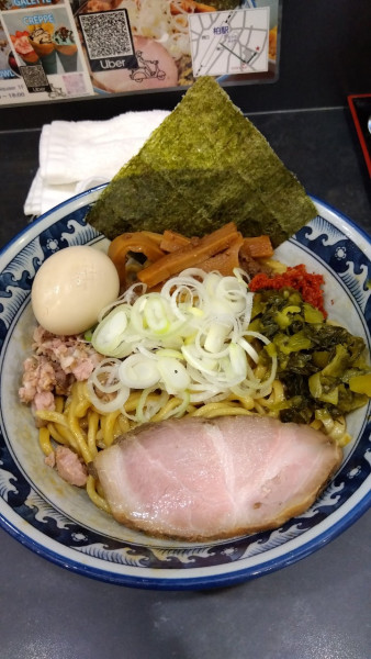 「辛油そば(普通)+くん玉」@兎に角 柏店の写真