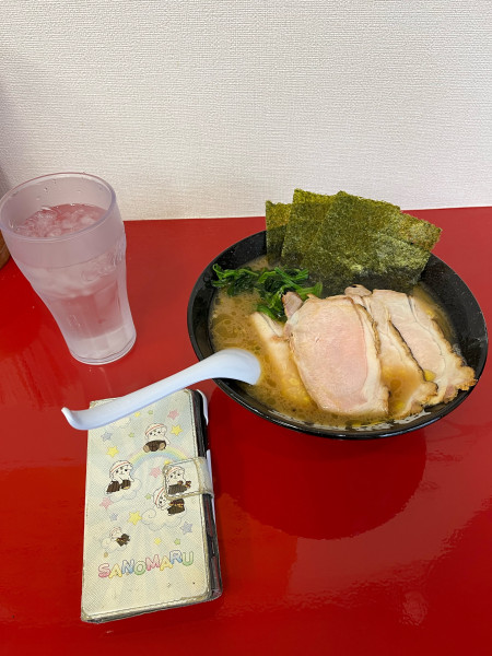 「中盛チャーシュー麺1100円、硬め濃いめ」@家系らーめん 伊勢原家の写真
