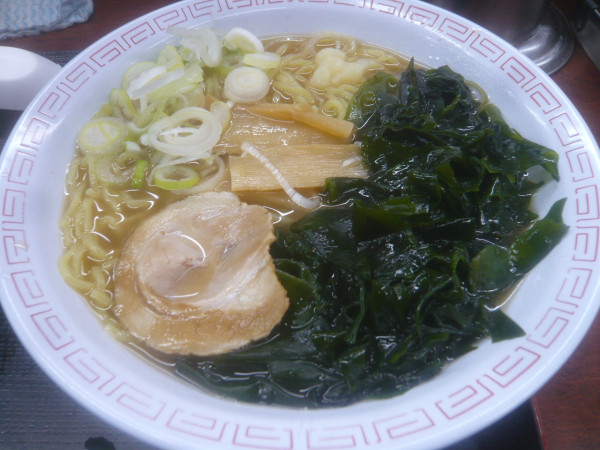 「そば屋のラーメン(+わかめ)」@新田毎 秋葉原の写真