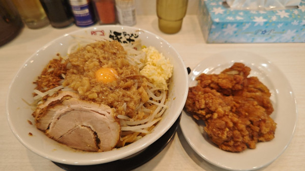 「汁なしラーメン（中）+グローブ唐揚げ」@ラーメン 豚っちの写真