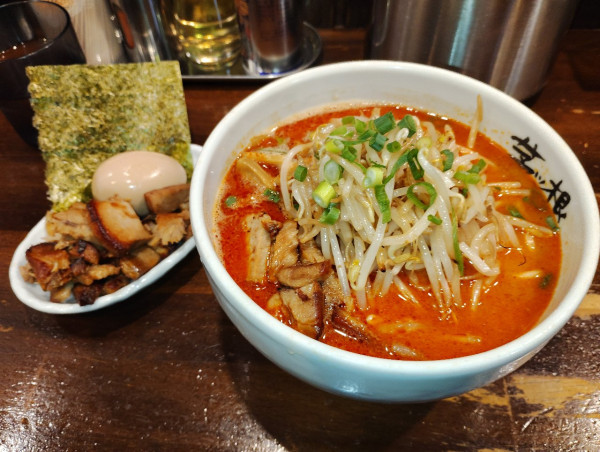 「辛みそラーメン中　特製トッピング」@麺屋 茅根の写真