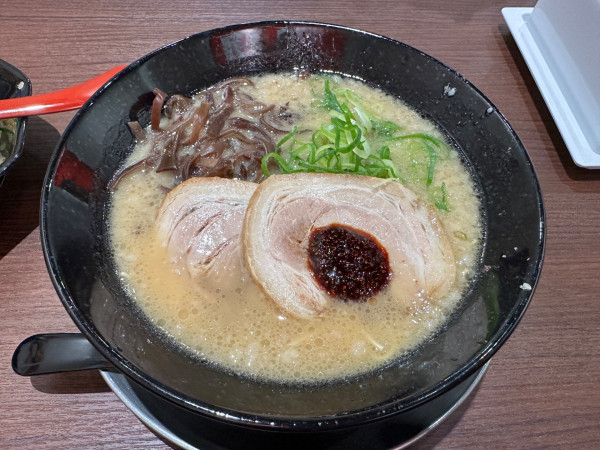 「赤ダレとんこつラーメン（並盛・90g）913円」@一竜 けやきウォーク前橋店の写真
