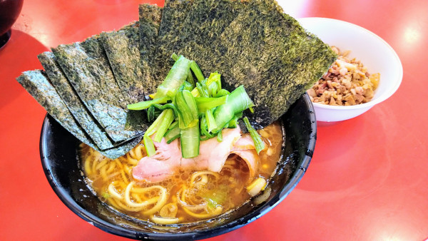 「ラーメン(味濃いめ･麺硬め)+海苔･叉焼まぶし」@家系総本山 ラーメン吉村家の写真