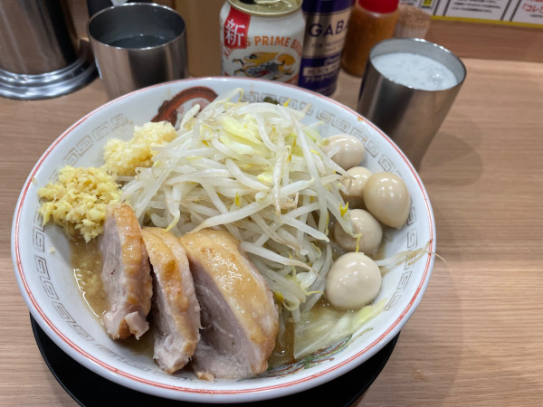 「ミニラーメン、うずら、缶ビール1,400円」@ラーメン豚山 金沢文庫店の写真
