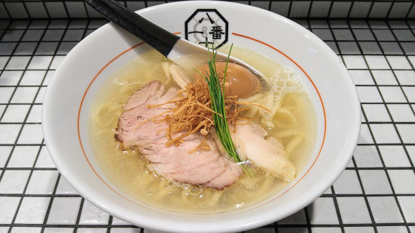 「うま味塩そば(中太縮れ麺)＋味玉(ポイントカードサービス)」@81番の写真