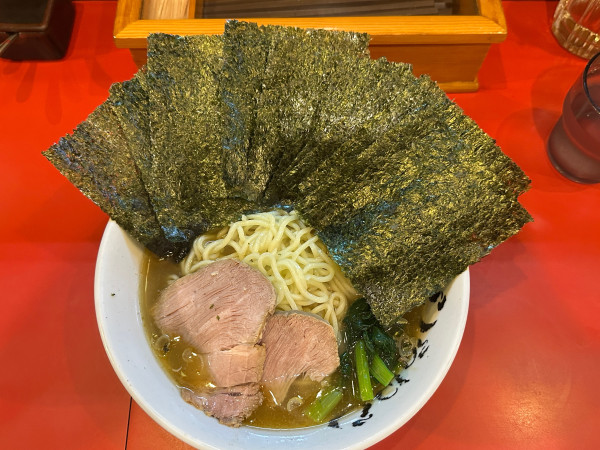 「ラーメン中盛り+海苔」@ラーメン しらいしの写真