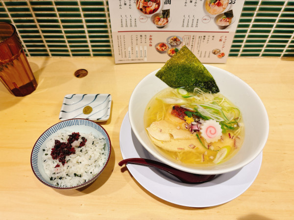 「塩ラーメン＋日替わり混ぜご飯」@博多鶏らーめん とりこ堂の写真