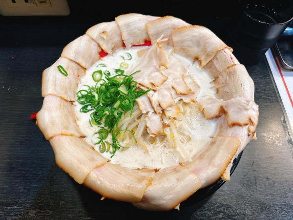 「とんこつ王はなびらチャーシュー」@みなと軒 三宮高架下店の写真