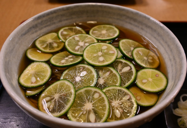 「冷かけすだち蕎麦」@蕎麦処 まち庵 日立駅店の写真