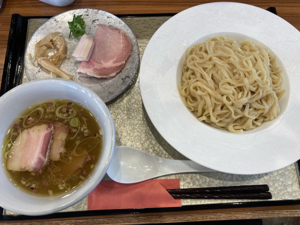 「塩つけ麺（大盛り）＋吊るし焼きチャーシュー」@彩とりの写真