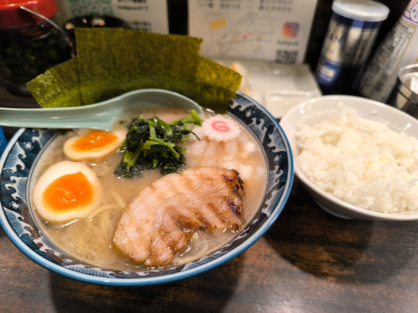 「濃厚豚骨ラーメン 醤油＋ライス＋玉ねぎ」@麺屋 武士道 本店の写真