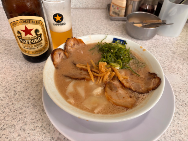 「サッポロ赤星中瓶〜魁龍ラーメンずんだれ」@魁龍 博多本店の写真