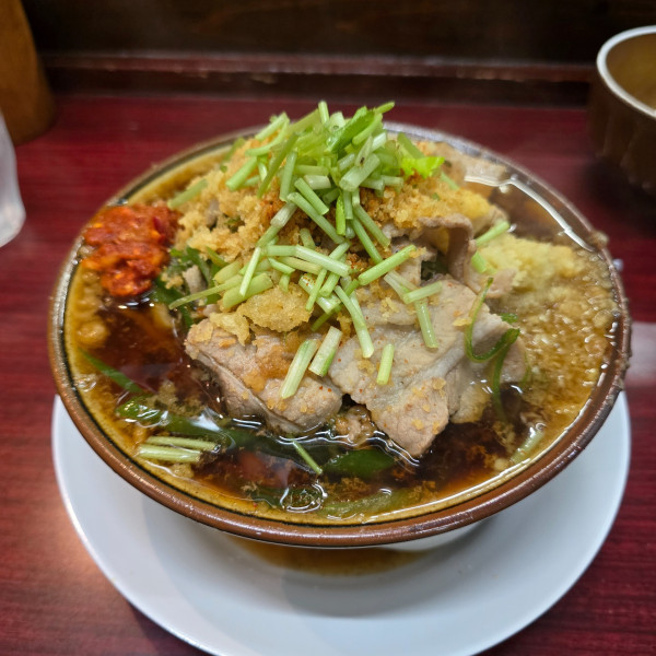 「肉めん 卵 三つ葉・天かす・カラミ・ショウガ」@肉めん 肉めし すず気の写真