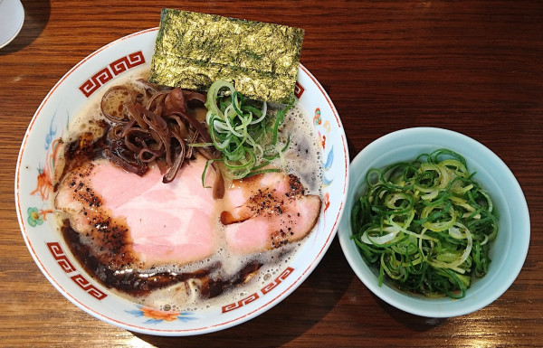 「濃厚ラーメン 黒(細麺)＋京都府産九条葱＋替玉」@ラーメンかなやの写真