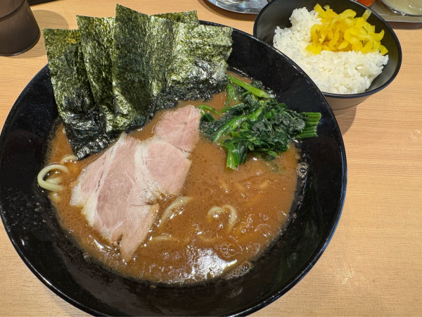 「ラーメン並➕ライス」@ます家の写真