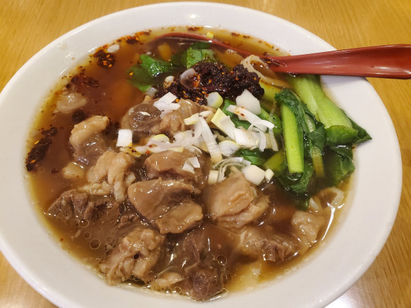 「牛バラ刀削麺＋餃子セット・中辛」@香蘭 香蘭モアーズ店の写真