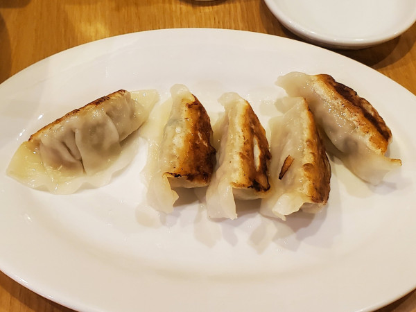 「牛バラ刀削麺＋餃子セット・中辛」@香蘭 香蘭モアーズ店の写真