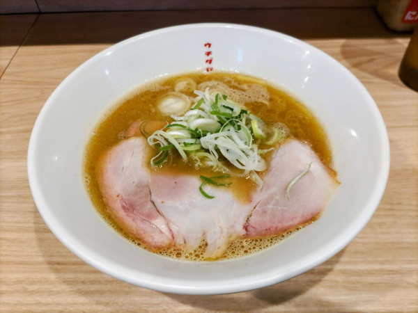 「博多豚骨醤油らーめん 850円」@博多豚骨醤油らーめんウチダヤの写真