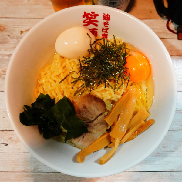 「玉子油そば＋とろ〜り煮玉子＋アサヒビール小瓶」@まぜまぜ怪獣 越谷駅前店の写真