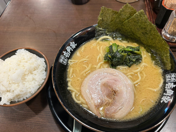 「ラーメン　ライス」@横浜家系ラーメン 壱角家 新宿中央東口店の写真