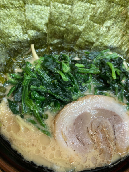 「豚骨醤油ラーメン（のり、ほうれん草増し）」@横浜家系ラーメン 松田家 日本橋室町店の写真