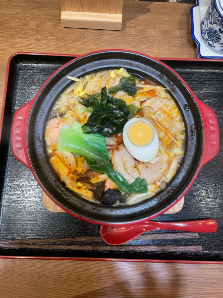 「麻辣叉焼麺(980円)刀削麺」@肥鶏土鍋の写真