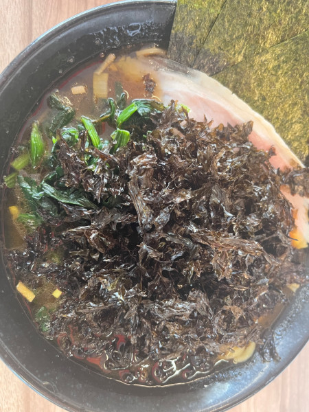 「ラーメン並900円＋超黒帯変更50円＋黒バラのり150円」@七代目武道家の写真