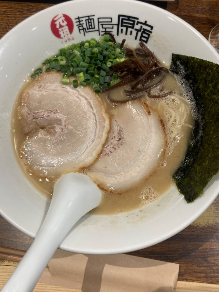 「とんこつ(白)らーめん」@元祖 麺屋 原宿 名古屋金山店の写真