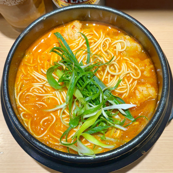 「ホルモンラーメン赤ビビンバチャーハン」@ホルモンらーめん 8910 白寿 赤坂店の写真